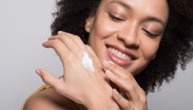 Crema mani, 5 prodotti top (consigliati dall’esperta) contro freddo e pelle screpolata