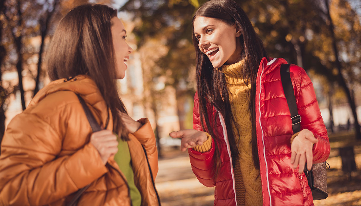 Le donne parlano più degli uomini? Solo a certe età, lo dice la scienza