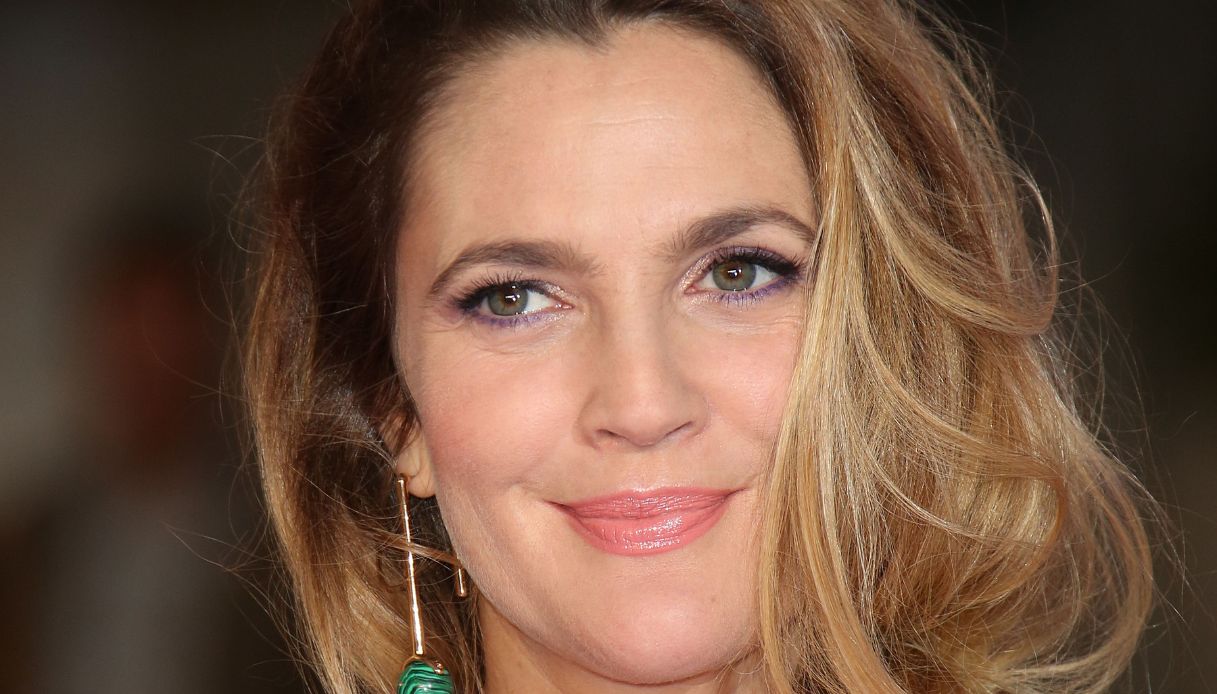 Drew Barrymore: 10 look che hanno fatto la storia tra trasgressione e ironia