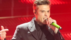 Sanremo 2025, la diretta della prima serata: l’omaggio a Frizzi, Clerici abbagliante, Jovanotti show