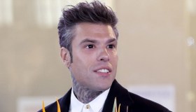 Fedez travolto dall’onda Corona-Ferragni. Ma è ovazione alle prove di Sanremo 2025