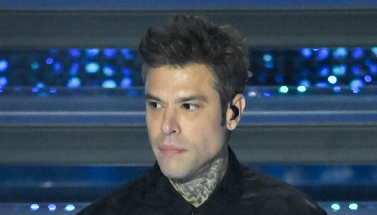 Fedez, per cosa è indagato. Polemiche a Sanremo 2025