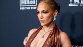La scollatura di JLo e le trasparenze di Paris Hilton: look da capogiro ai pre-Grammy