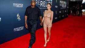 Censura Censori: Kanye e Bianca nuda scandalizzano i Grammy Awards