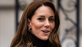 Kate Middleton, una mamma come le altre. Ma il look dimesso non convince