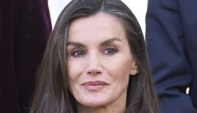 Letizia di Spagna ci riprova con la gonna in pelle