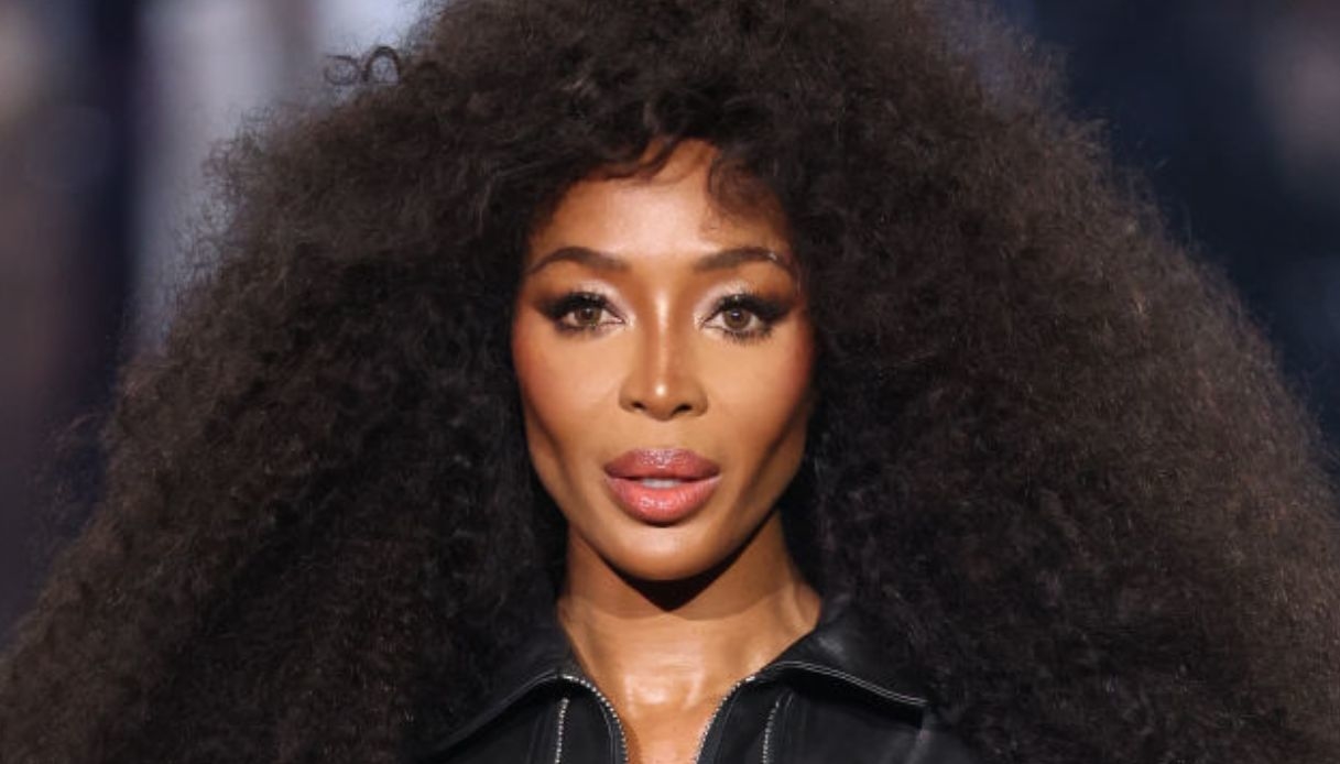 Naomi Campbell sfila a 54 anni in body nero alla Milano Fashion Week 2025