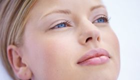 È facile schiarire le sopracciglia con un solo (viralissimo) prodotto, delicato e low cost