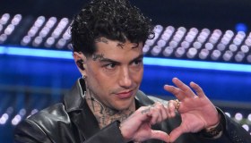 Sanremo 2025, Tony Effe toglie la collana prima di esibirsi. Il motivo: “Sono arrabbiatissimo”