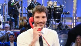 Affari Tuoi, la strategia svelata da Striscia la Notizia: i numeri non tornano