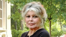 Brigitte Bardot distrutta dalla morte di Alain Delon: “Non ho più nessuno, sono sola”