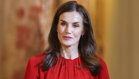 Letizia di Spagna, il seducente abito rosso asimmetrico