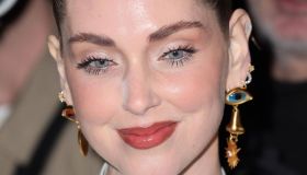 Chiara Ferragni, la querela a Corona: “Dice falsità”. E splende alla Paris Fashion Week