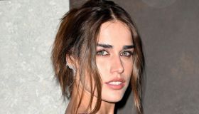 Clara copia il look di Chiara Ferragni e posa con Fedez alla Milano Fashion Week 2025