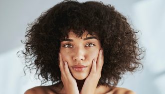 Hair oiling routine, così puoi replicare il beauty trend che ha conquistato Tik Tok