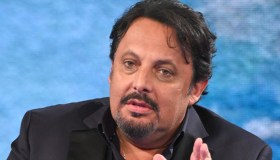 Enrico Brignano, il dolore per la morte dell’amata mamma: “Ora puoi volare in alto”