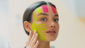 Face taping: come usare il cerotto antirughe alternativa al botox