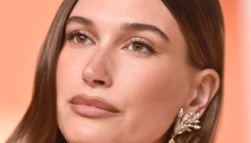 Hailey Bieber brilla con la maxi giacca alla Paris Fashion Week 2025