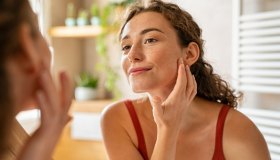 Il massaggiatore viso più famoso, che garantisce un effetto lifting immediato, ora costa quasi la metà