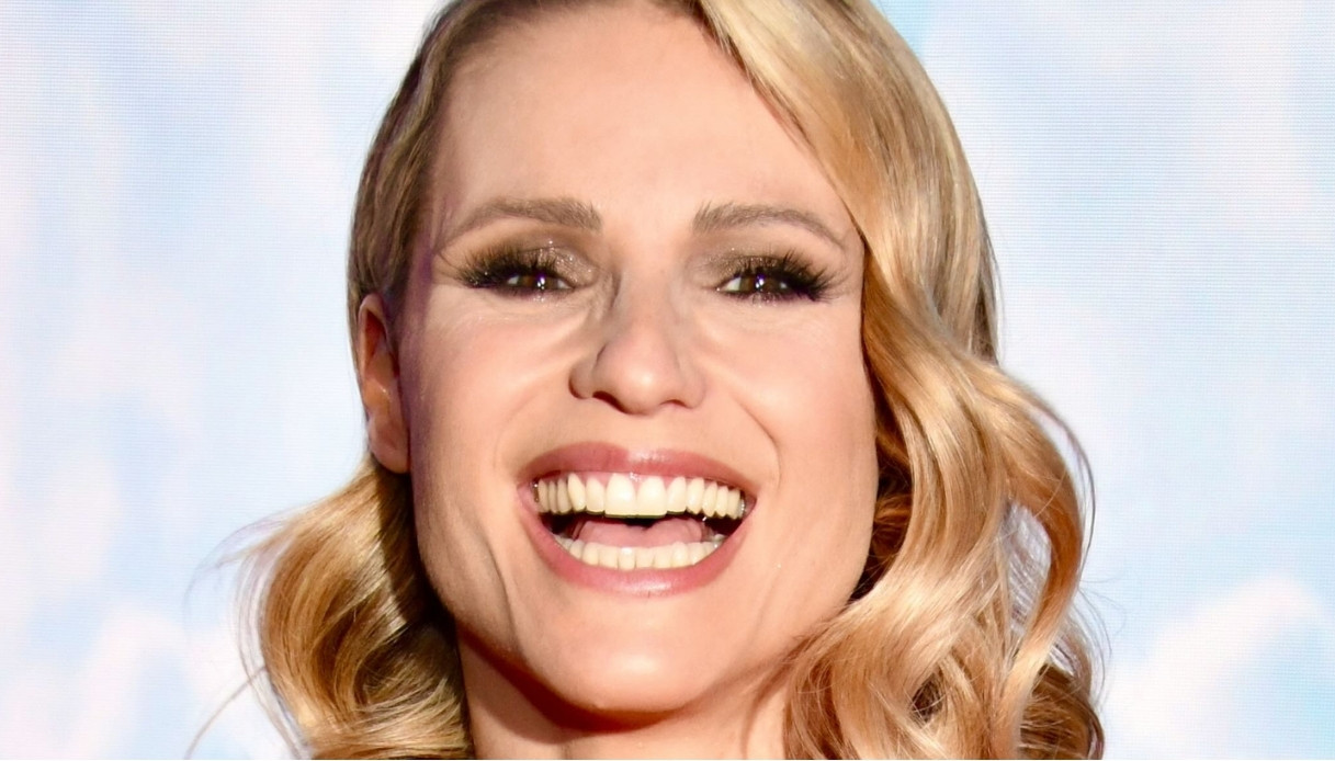 Michelle Hunziker, l’abito marrone con maxi cut out per il ritorno a Striscia la notizia