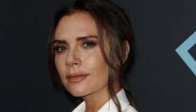 Victoria Beckham, la classe sfila alla Paris Fashion Week: il supporto di David e dei figli in prima fila
