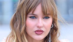 Victoria De Angelis, pelliccia bianca e mini dress rosa alla Paris Fashion Week 2025