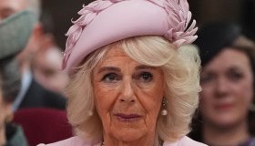 Re Carlo, Camilla si presenta in rosa confetto al Commonwealth Day