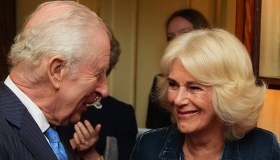Re Carlo e Camilla, sguardi complici. Ma c’è una cosa che la Regina si rifiuta di fare