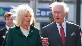 Re Carlo e Camilla in gita in Irlanda del Nord, tra pony, fornelli e vento dispettoso