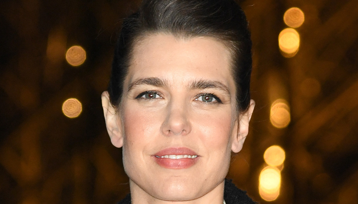 Charlotte Casiraghi, una dea in avorio alla Grand Dîner du Louvre