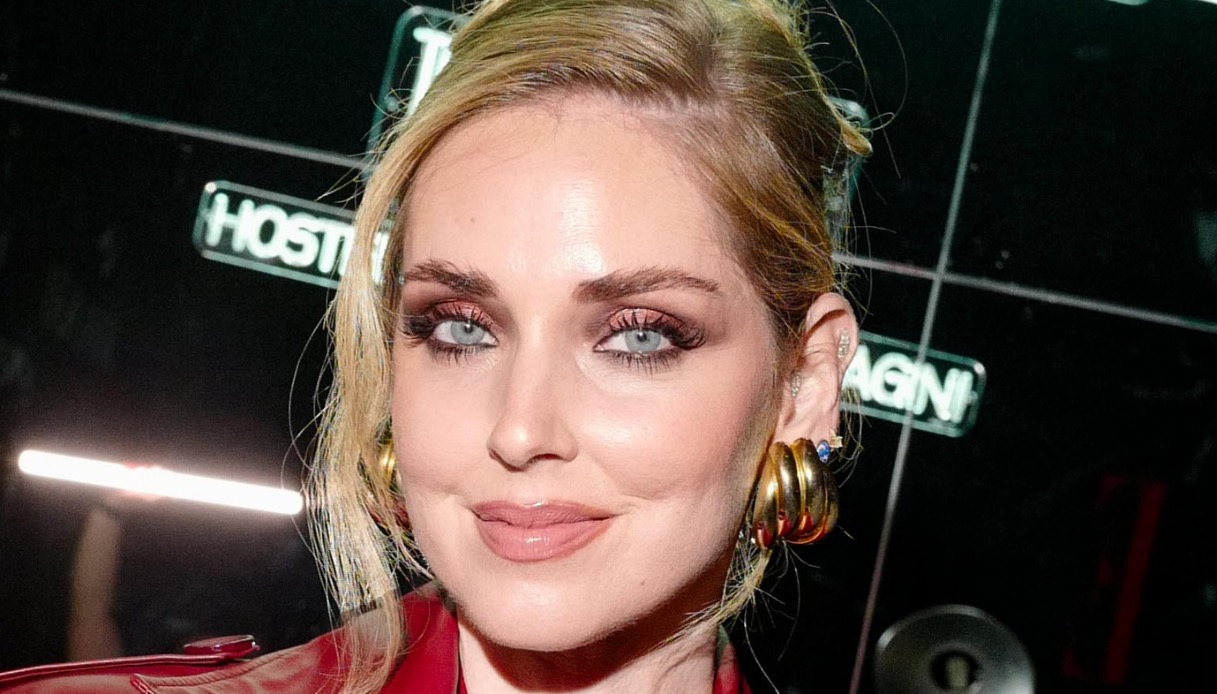 Chiara Ferragni non si ferma: pelle rossa e fascino di fuoco la nuova copertina