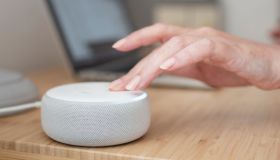 Perché molti assistenti vocali hanno voci femminili? Questione di cultura e stereotipi