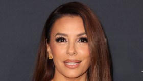 Eva Longoria sceglie il rosso audace: il bodycon dress che detta tendenza