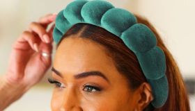 La fascia capelli in spugna virale su TikTok è l’accessorio cool che ti fa sentire in spa (anche a casa)