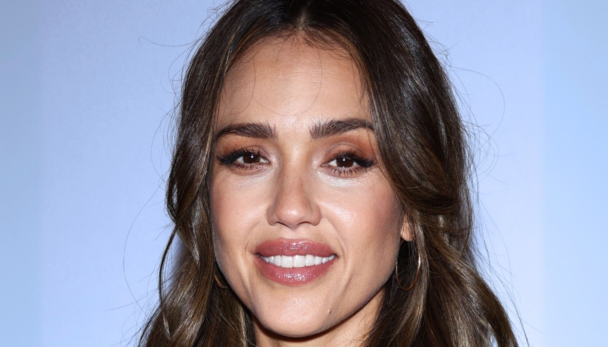 Jessica Alba incanta alla Paris Fashion Week 2025, sotto il cappotto solo lingerie e collant