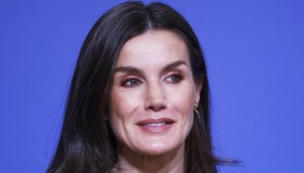 Letizia di Spagna, il cappotto doppiopetto coi bottoni d’oro è un inno di eleganza