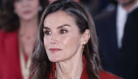 Letizia di Spagna, mai stata così aggressiva: look mascolino e giacca in pelle rossa