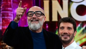 Affari tuoi, il Dottore risponde in diretta alle accuse di Striscia