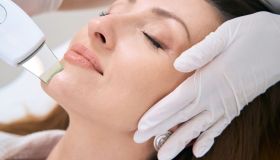 La pulizia del viso non è mai stata così facile (ed economica) con questo skin scrubber ora in offerta