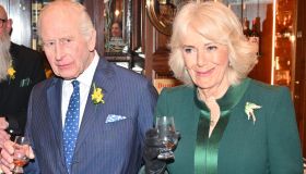 Re Carlo, viaggio a sorpresa con la Regina Camilla tra battute e drink