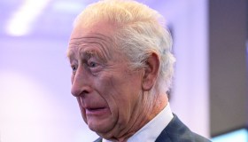 Re Carlo fa il massaggio cardiaco e la sua faccia dice tutto