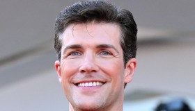 Roberto Bolle compie 50 anni, dalla prima audizione alla Scala all’amore per Daniel Lee