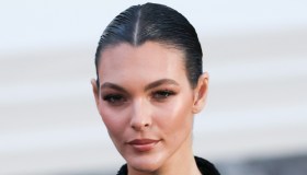 Vittoria Ceretti, incanto in pizzo alla Paris Fashion Week: la nuova Lara Croft della moda