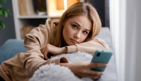 Mia madre sa delle chat hot di mio padre e io non so cosa fare