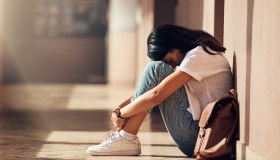 “Apri la bocca”: molestie ad una alunna, genitori denunciano la scuola