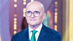 Alfonso Signorini non lascia il Grande Fratello e riceve un doppio regalo da Mediaset