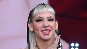 Anna Lou Castoldi insultata dopo il coming out, risponde: “Io non mi vergogno di amare”