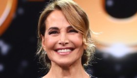 Barbara D’Urso, il work look dal sapore vintage è molto seducente: “Femminilità”