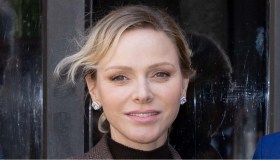 Charlene di Monaco formale nel completo color cioccolato (ma viene tradita dal vento)