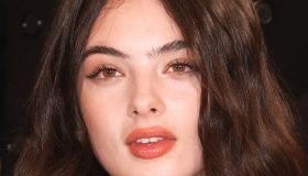 Deva Cassel, il look in velluto (con fiori di ciliegio) è un omaggio splendido